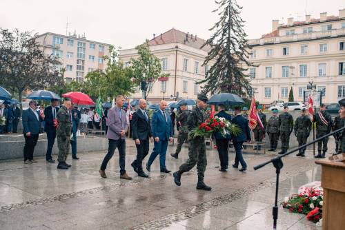 Zdjęcie przedstawia obchody rocznicy wybuchu II Wojny Światowej